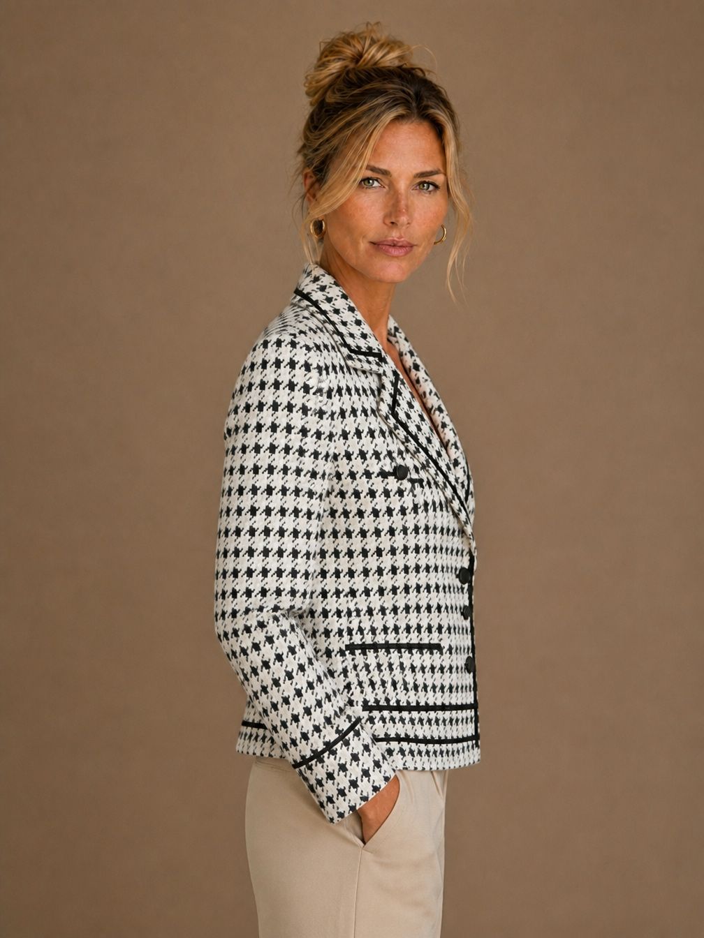 Cropped Houndstooth Knit Jacket with Double-Breasted Buttons - White - Side View [AI-OPT:61d7c8b1-5626-4906-a757-4021885cf2ca]