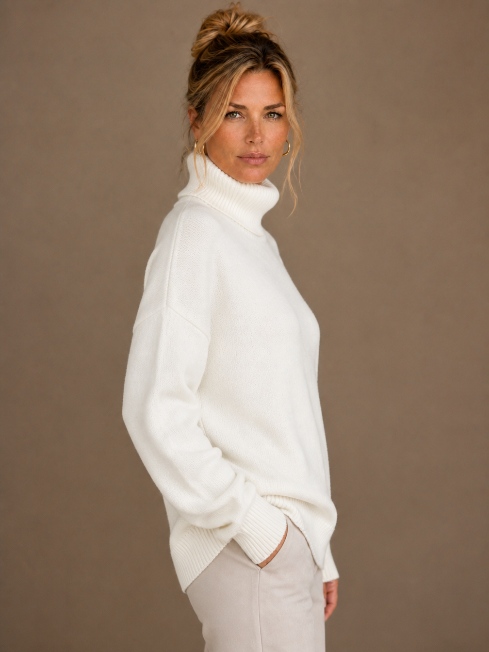 Women's Oversized Turtleneck Wool Jumper - Knitted High Neck Winter Sweater - White - Side View [AI-OPT:adaa8550-5c9d-4e84-8e57-3f7bf77407b5]